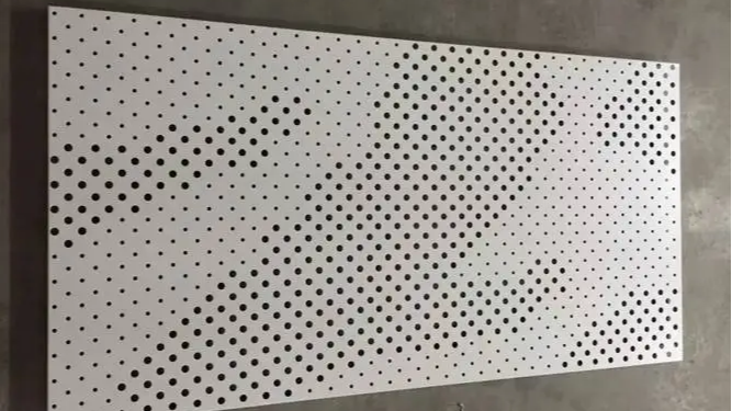 云南鋁單板廠家的沖孔鋁單板優(yōu)勢在哪？